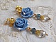 BO Bell&rsquo;issim Rose Bleu Barbeau avec des roses en r&eacute;sine, cabochons Cristal AB, gouttes facett&eacute;es, perles rondes en verre de boh&egrave;me, coupelles et clous d'oreilles en laiton