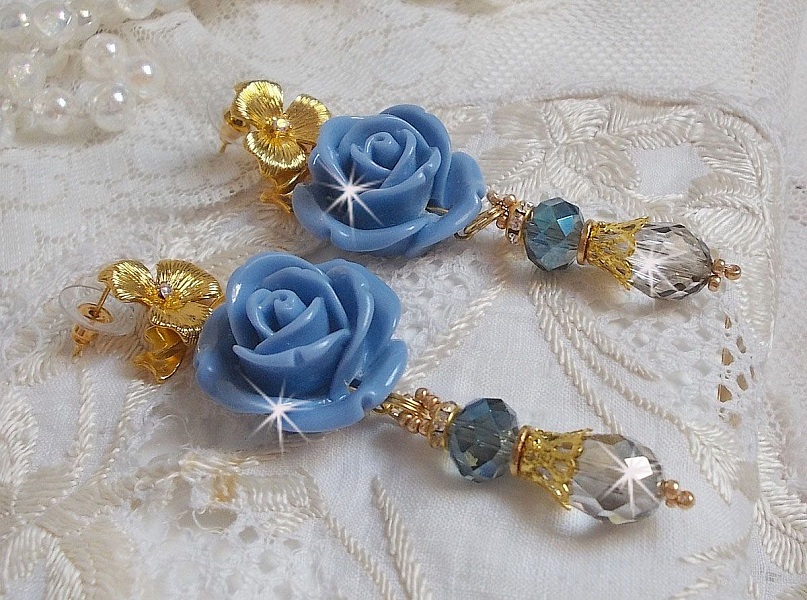 BO Bell&rsquo;issim Rose Bleu Barbeau avec des roses en r&eacute;sine, cabochons Cristal AB, gouttes facett&eacute;es, perles rondes en verre de boh&egrave;me, coupelles et clous d'oreilles en laiton