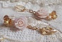 BO Bell&rsquo;issim Rose Violine avec des roses en r&eacute;sine, perles rondes nacr&eacute;es, gouttes Twisted Drop Cristal, intercalaires fa&ccedil;on infini et b&eacute;li&egrave;res en Plaqu&eacute; Or