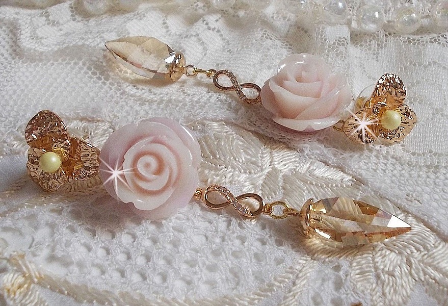 BO Bell&rsquo;issim Rose Violine avec des roses en r&eacute;sine, perles rondes nacr&eacute;es, gouttes Twisted Drop Cristal, intercalaires fa&ccedil;on infini et b&eacute;li&egrave;res en Plaqu&eacute; Or