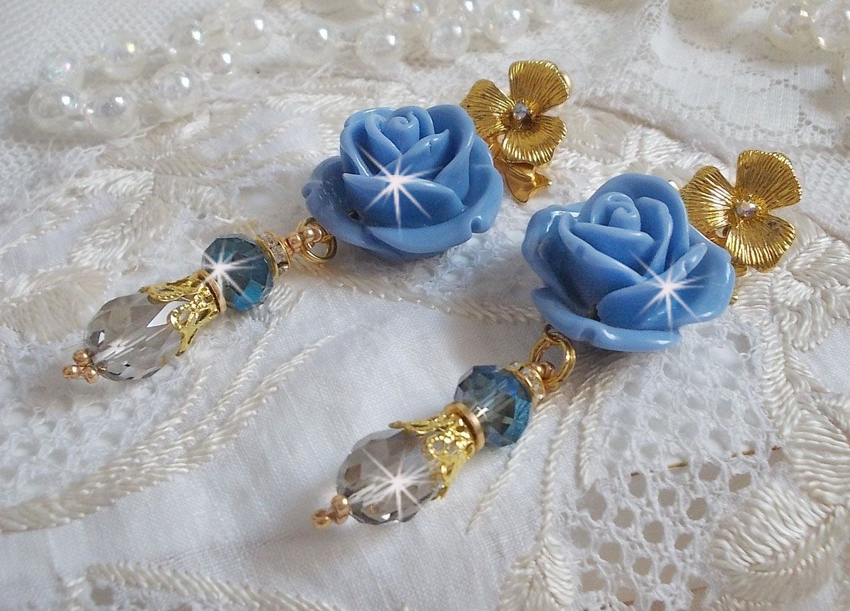 BO Bell&rsquo;issim Rose Bleu Barbeau avec des roses en r&eacute;sine, cabochons Cristal AB, gouttes facett&eacute;es, perles rondes en verre de boh&egrave;me, coupelles et clous d'oreilles en laiton
