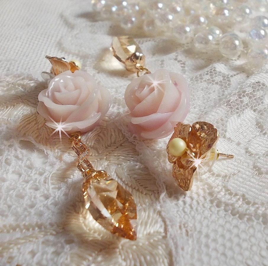 BO Bell&rsquo;issim Rose Violine avec des roses en r&eacute;sine, perles rondes nacr&eacute;es, gouttes Twisted Drop Cristal, intercalaires fa&ccedil;on infini et b&eacute;li&egrave;res en Plaqu&eacute; Or