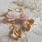 BO Bell&rsquo;issim Rose Violine avec des roses en r&eacute;sine, perles rondes nacr&eacute;es, gouttes Twisted Drop Cristal, intercalaires fa&ccedil;on infini et b&eacute;li&egrave;res en Plaqu&eacute; Or