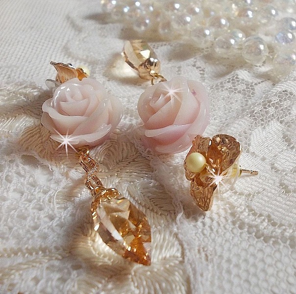 BO Bell&rsquo;issim Rose Violine avec des roses en r&eacute;sine, perles rondes nacr&eacute;es, gouttes Twisted Drop Cristal, intercalaires fa&ccedil;on infini et b&eacute;li&egrave;res en Plaqu&eacute; Or