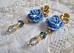 BO Bell&rsquo;issim Rose Bleu Barbeau avec des roses en r&eacute;sine, cabochons Cristal AB, gouttes facett&eacute;es, perles rondes en verre de boh&egrave;me, coupelles et clous d'oreilles en laiton