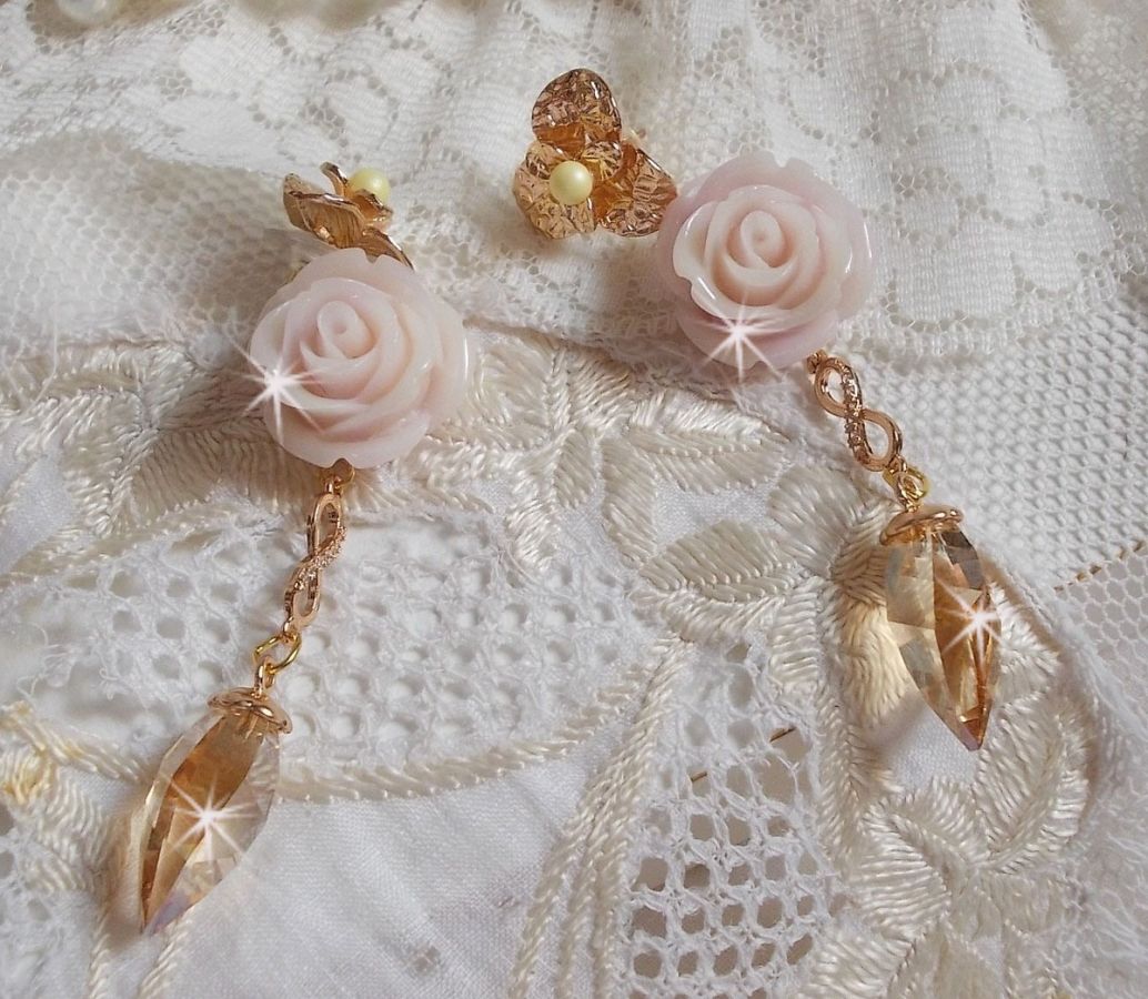 BO Bell&rsquo;issim Rose Violine avec des roses en r&eacute;sine, perles rondes nacr&eacute;es, gouttes Twisted Drop Cristal, intercalaires fa&ccedil;on infini et b&eacute;li&egrave;res en Plaqu&eacute; Or