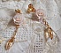 BO Bell&rsquo;issim Rose Violine avec des roses en r&eacute;sine, perles rondes nacr&eacute;es, gouttes Twisted Drop Cristal, intercalaires fa&ccedil;on infini et b&eacute;li&egrave;res en Plaqu&eacute; Or
