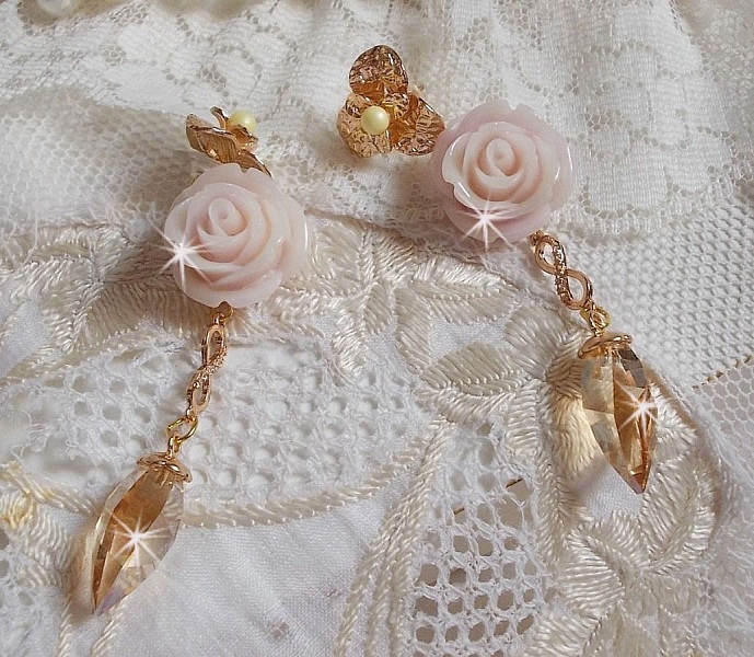 BO Bell&rsquo;issim Rose Violine avec des roses en r&eacute;sine, perles rondes nacr&eacute;es, gouttes Twisted Drop Cristal, intercalaires fa&ccedil;on infini et b&eacute;li&egrave;res en Plaqu&eacute; Or