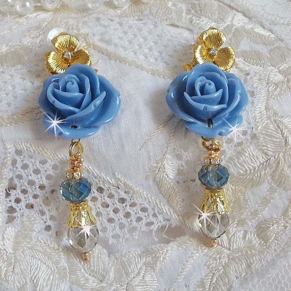 BO Bell&rsquo;issim Rose Bleu Barbeau avec des roses en r&eacute;sine, cabochons Cristal AB, gouttes facett&eacute;es, perles rondes en verre de boh&egrave;me, coupelles et clous d'oreilles en laiton