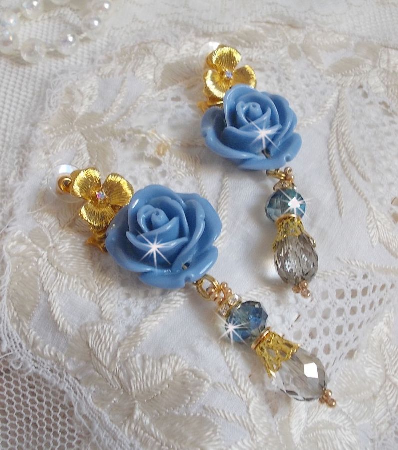 BO Bell&rsquo;issim Rose Bleu Barbeau avec des roses en r&eacute;sine, cabochons Cristal AB, gouttes facett&eacute;es, perles rondes en verre de boh&egrave;me, coupelles et clous d'oreilles en laiton