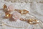 BO Bell&rsquo;issim Rose Violine avec des roses en r&eacute;sine, perles rondes nacr&eacute;es, gouttes Twisted Drop Cristal, intercalaires fa&ccedil;on infini et b&eacute;li&egrave;res en Plaqu&eacute; Or