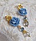 BO Bell&rsquo;issim Rose Bleu Barbeau avec des roses en r&eacute;sine, cabochons Cristal AB, gouttes facett&eacute;es, perles rondes en verre de boh&egrave;me, coupelles et clous d'oreilles en laiton