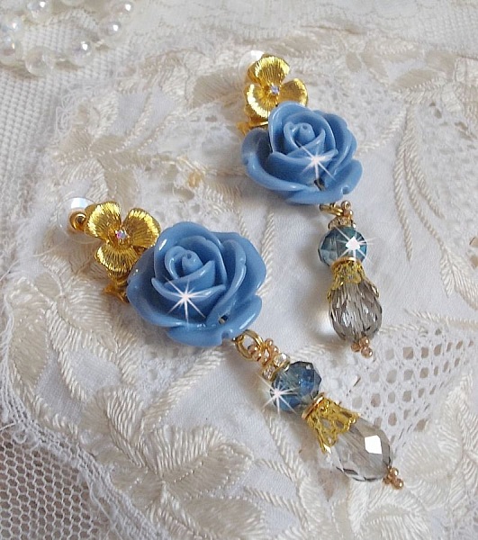 BO Bell&rsquo;issim Rose Bleu Barbeau avec des roses en r&eacute;sine, cabochons Cristal AB, gouttes facett&eacute;es, perles rondes en verre de boh&egrave;me, coupelles et clous d'oreilles en laiton