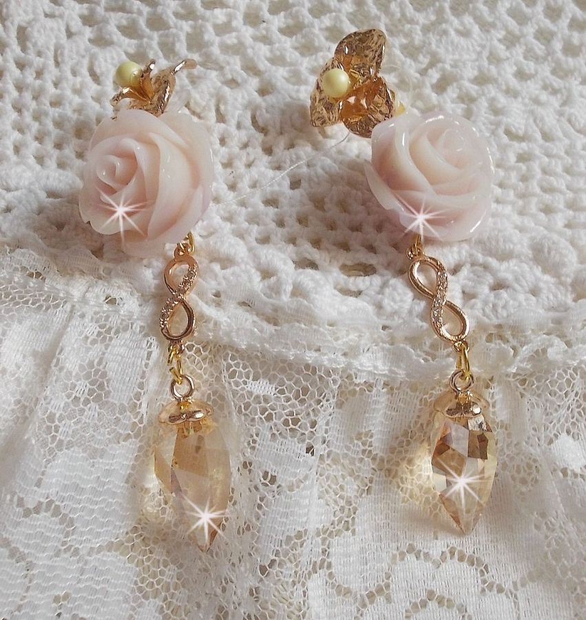 BO Bell&rsquo;issim Rose Violine avec des roses en r&eacute;sine, perles rondes nacr&eacute;es, gouttes Twisted Drop Cristal, intercalaires fa&ccedil;on infini et b&eacute;li&egrave;res en Plaqu&eacute; Or