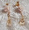 BO Bell&rsquo;issim Rose Violine avec des roses en r&eacute;sine, perles rondes nacr&eacute;es, gouttes Twisted Drop Cristal, intercalaires fa&ccedil;on infini et b&eacute;li&egrave;res en Plaqu&eacute; Or