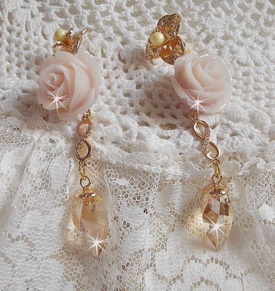 BO Bell&rsquo;issim Rose Violine avec des roses en r&eacute;sine, perles rondes nacr&eacute;es, gouttes Twisted Drop Cristal, intercalaires fa&ccedil;on infini et b&eacute;li&egrave;res en Plaqu&eacute; Or