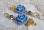 BO Bell&rsquo;issim Rose Bleu Barbeau avec des roses en r&eacute;sine, cabochons Cristal AB, gouttes facett&eacute;es, perles rondes en verre de boh&egrave;me, coupelles et clous d'oreilles en laiton