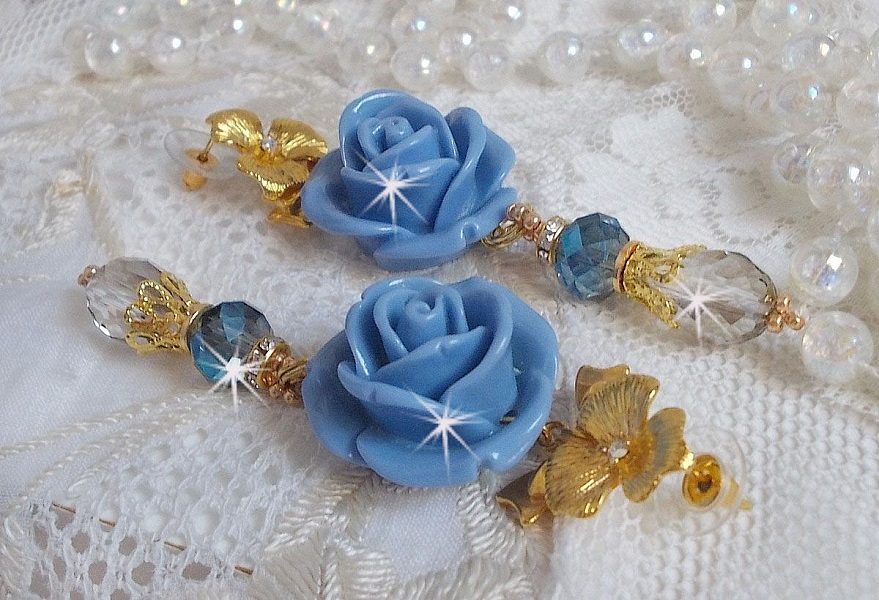 BO Bell&rsquo;issim Rose Bleu Barbeau avec des roses en r&eacute;sine, cabochons Cristal AB, gouttes facett&eacute;es, perles rondes en verre de boh&egrave;me, coupelles et clous d'oreilles en laiton
