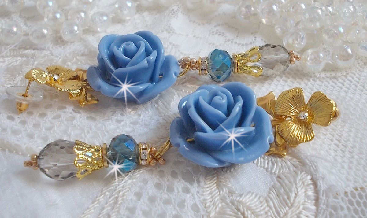 BO Bell&rsquo;issim Rose Bleu Barbeau avec des roses en r&eacute;sine, cabochons Cristal AB, gouttes facett&eacute;es, perles rondes en verre de boh&egrave;me, coupelles et clous d'oreilles en laiton