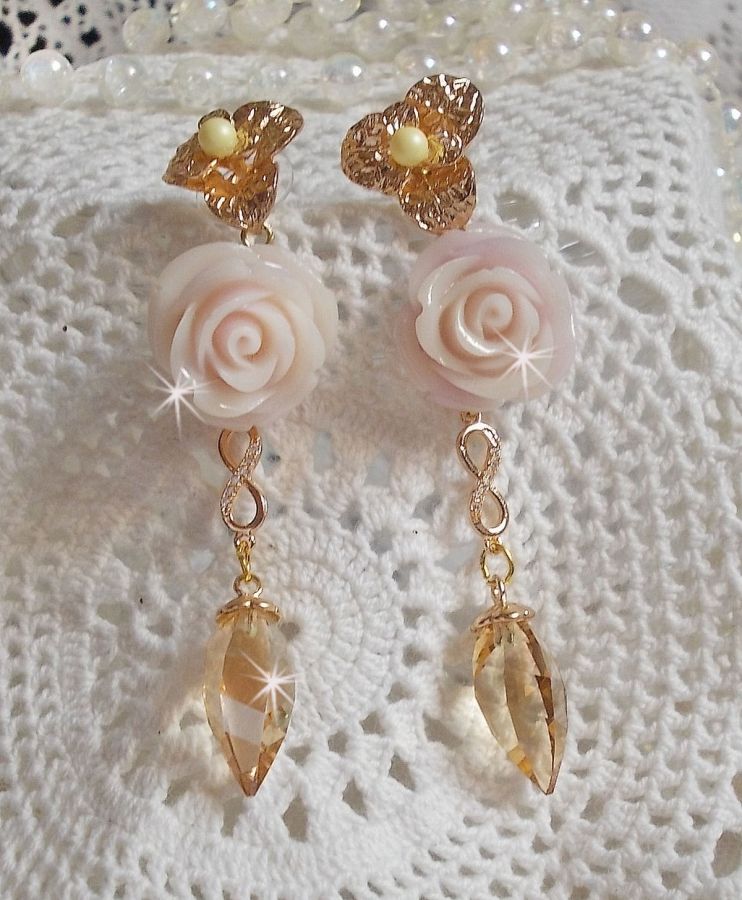 BO Bell&rsquo;issim Rose Violine avec des roses en r&eacute;sine, perles rondes nacr&eacute;es, gouttes Twisted Drop Cristal, intercalaires fa&ccedil;on infini et b&eacute;li&egrave;res en Plaqu&eacute; Or