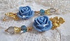 BO Bell&rsquo;issim Rose Bleu Barbeau avec des roses en r&eacute;sine, cabochons Cristal AB, gouttes facett&eacute;es, perles rondes en verre de boh&egrave;me, coupelles et clous d'oreilles en laiton