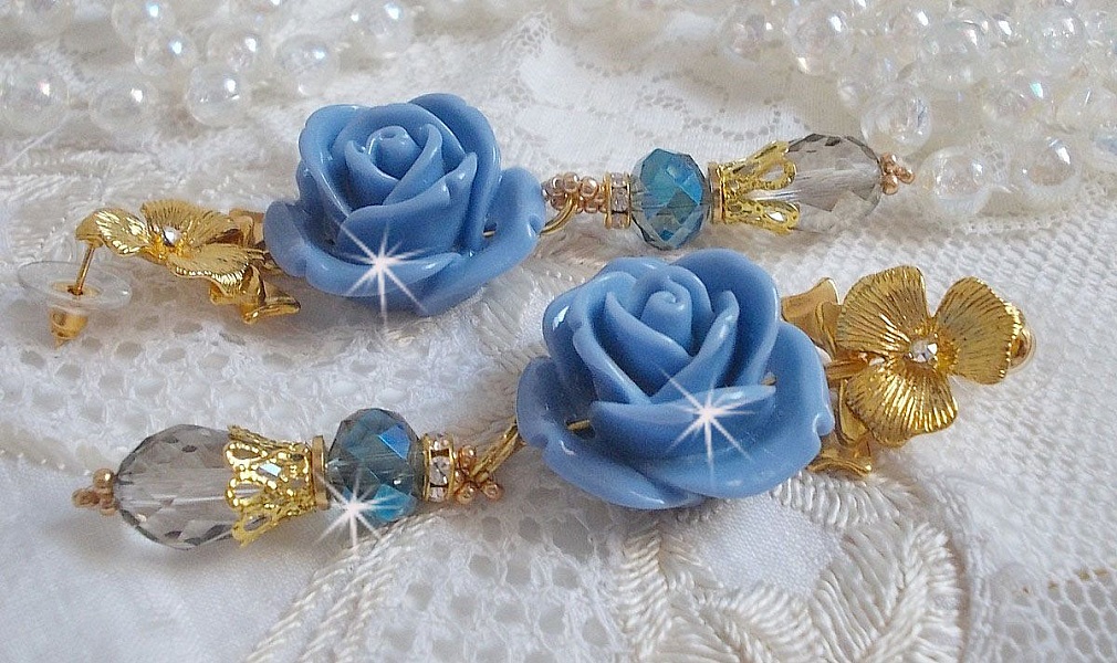 BO Bell&rsquo;issim Rose Bleu Barbeau avec des roses en r&eacute;sine, cabochons Cristal AB, gouttes facett&eacute;es, perles rondes en verre de boh&egrave;me, coupelles et clous d'oreilles en laiton