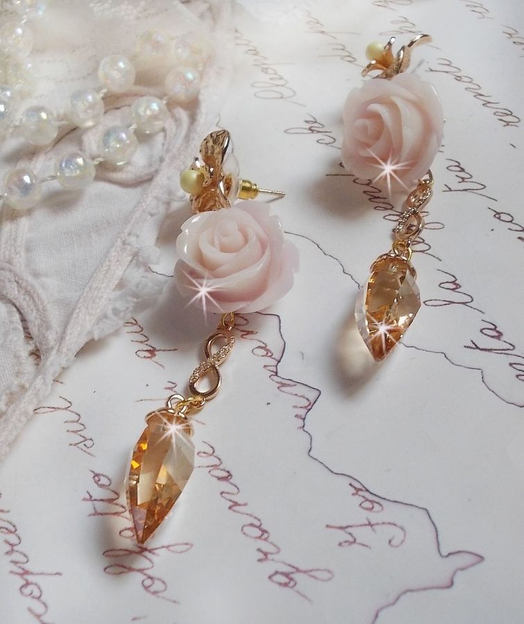 BO Bell&rsquo;issim Rose Violine avec des roses en r&eacute;sine, perles rondes nacr&eacute;es, gouttes Twisted Drop Cristal, intercalaires fa&ccedil;on infini et b&eacute;li&egrave;res en Plaqu&eacute; Or