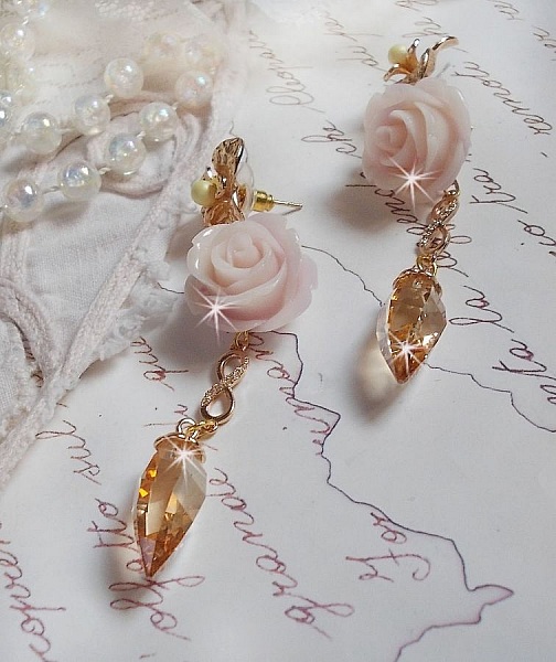 BO Bell&rsquo;issim Rose Violine avec des roses en r&eacute;sine, perles rondes nacr&eacute;es, gouttes Twisted Drop Cristal, intercalaires fa&ccedil;on infini et b&eacute;li&egrave;res en Plaqu&eacute; Or