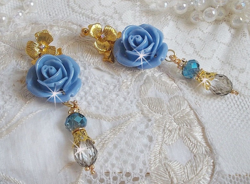 BO Bell&rsquo;issim Rose Bleu Barbeau avec des roses en r&eacute;sine, cabochons Cristal AB, gouttes facett&eacute;es, perles rondes en verre de boh&egrave;me, coupelles et clous d'oreilles en laiton