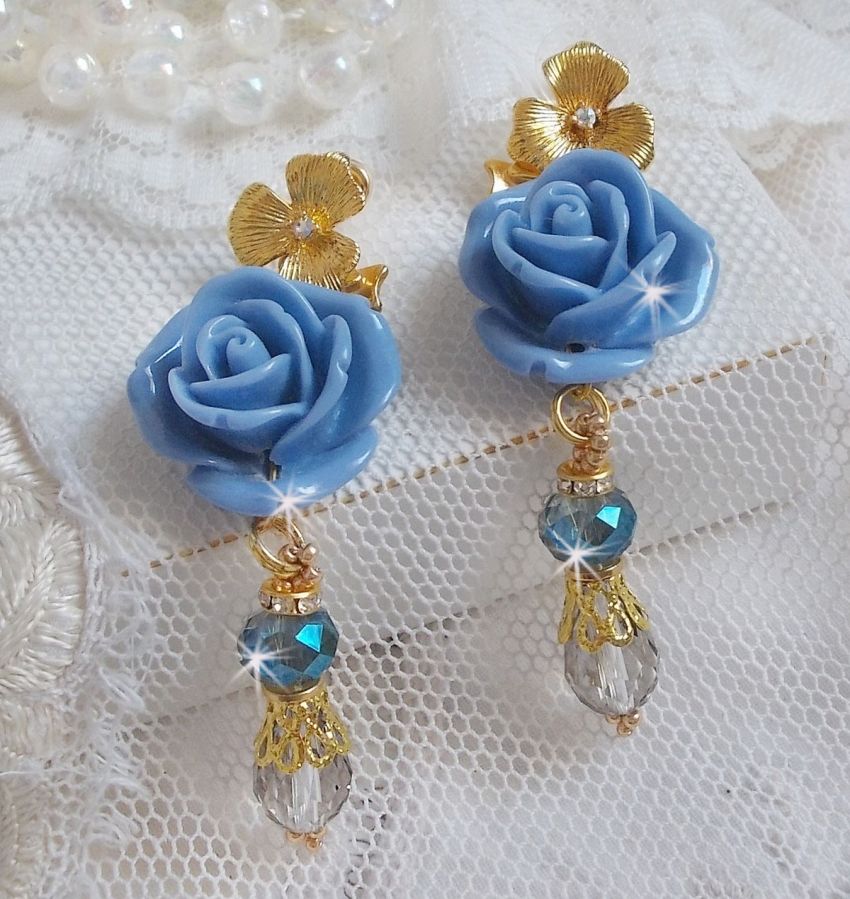 BO Bell&rsquo;issim Rose Bleu Barbeau avec des roses en r&eacute;sine, cabochons Cristal AB, gouttes facett&eacute;es, perles rondes en verre de boh&egrave;me, coupelles et clous d'oreilles en laiton