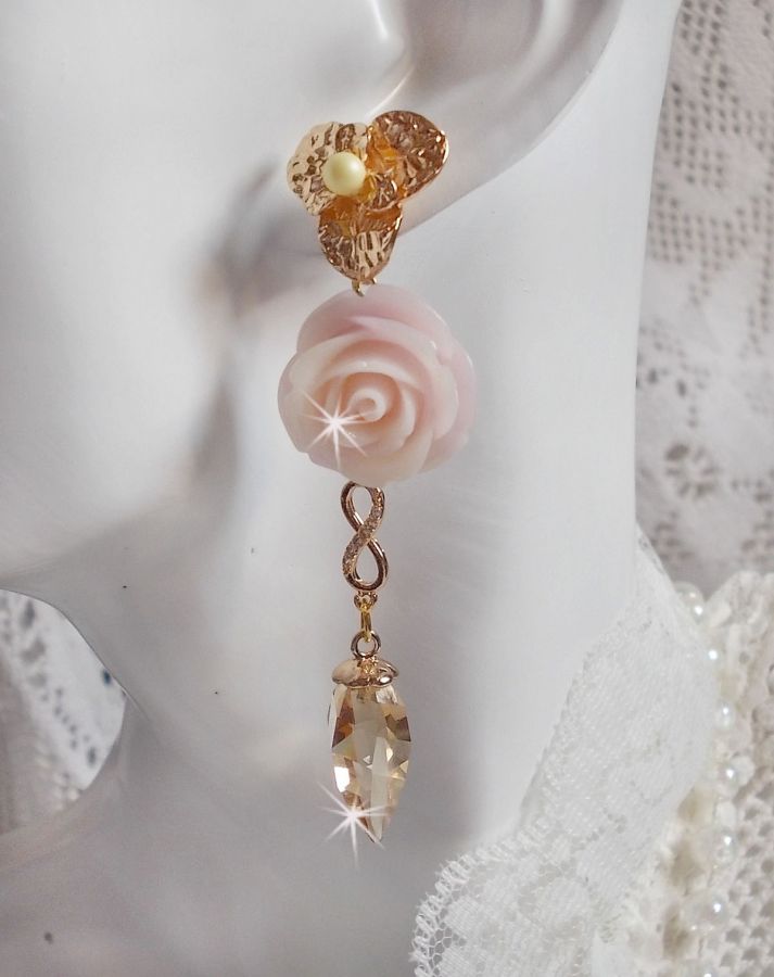 BO Bell&rsquo;issim Rose Violine avec des roses en r&eacute;sine, perles rondes nacr&eacute;es, gouttes Twisted Drop Cristal, intercalaires fa&ccedil;on infini et b&eacute;li&egrave;res en Plaqu&eacute; Or
