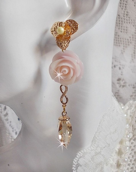 BO Bell&rsquo;issim Rose Violine avec des roses en r&eacute;sine, perles rondes nacr&eacute;es, gouttes Twisted Drop Cristal, intercalaires fa&ccedil;on infini et b&eacute;li&egrave;res en Plaqu&eacute; Or