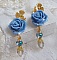 BO Bell&rsquo;issim Rose Bleu Barbeau avec des roses en r&eacute;sine, cabochons Cristal AB, gouttes facett&eacute;es, perles rondes en verre de boh&egrave;me, coupelles et clous d'oreilles en laiton