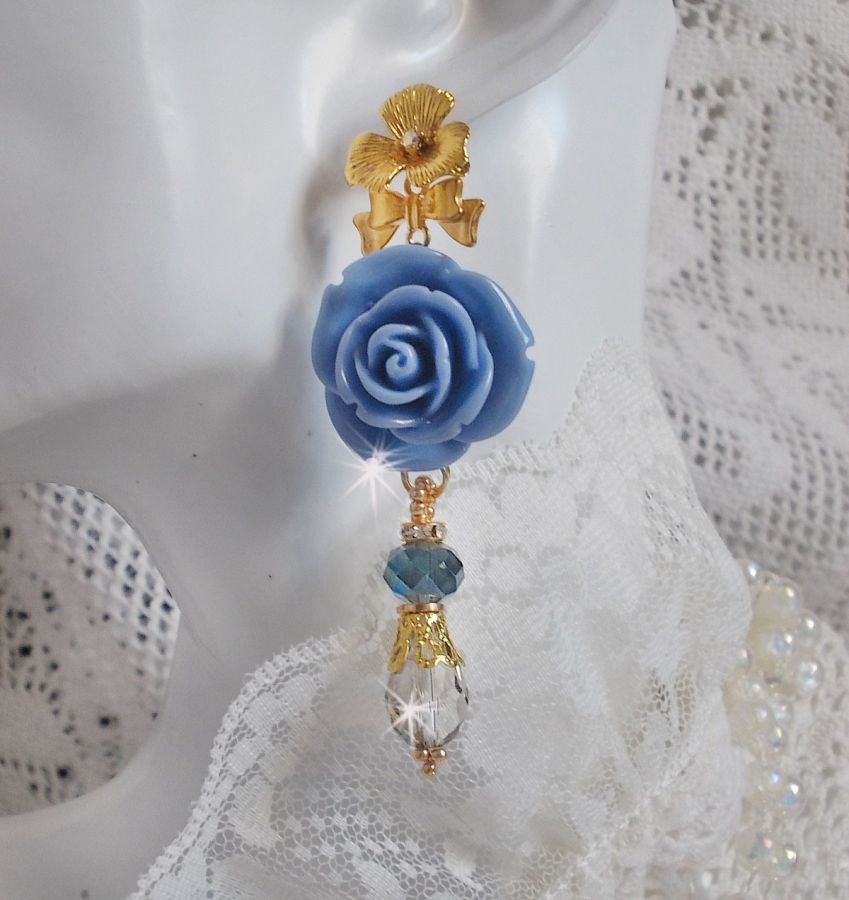 BO Bell&rsquo;issim Rose Bleu Barbeau avec des roses en r&eacute;sine, cabochons Cristal AB, gouttes facett&eacute;es, perles rondes en verre de boh&egrave;me, coupelles et clous d'oreilles en laiton
