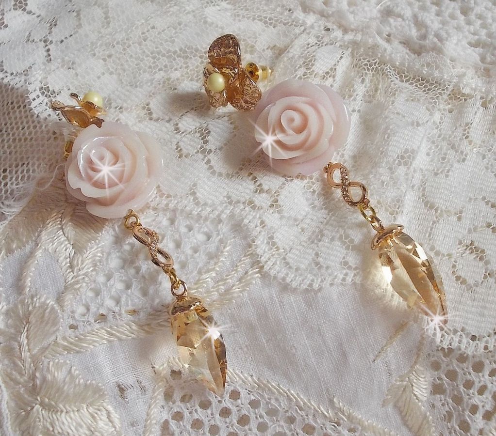 BO Bell&rsquo;issim Rose Violine avec des roses en r&eacute;sine, perles rondes nacr&eacute;es, gouttes Twisted Drop Cristal, intercalaires fa&ccedil;on infini et b&eacute;li&egrave;res en Plaqu&eacute; Or