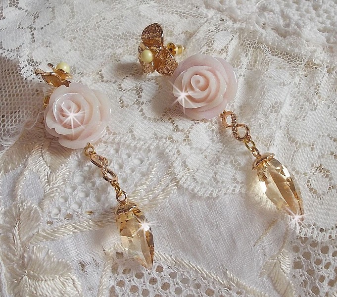 BO Bell&rsquo;issim Rose Violine avec des roses en r&eacute;sine, perles rondes nacr&eacute;es, gouttes Twisted Drop Cristal, intercalaires fa&ccedil;on infini et b&eacute;li&egrave;res en Plaqu&eacute; Or