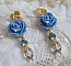 BO Bell&rsquo;issim Rose Bleu Barbeau avec des roses en r&eacute;sine, cabochons Cristal AB, gouttes facett&eacute;es, perles rondes en verre de boh&egrave;me, coupelles et clous d'oreilles en laiton