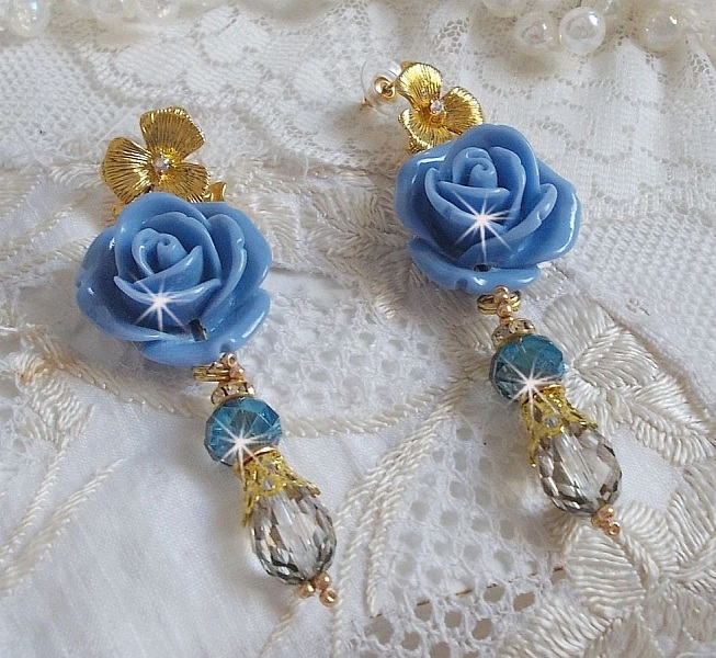 BO Bell&rsquo;issim Rose Bleu Barbeau avec des roses en r&eacute;sine, cabochons Cristal AB, gouttes facett&eacute;es, perles rondes en verre de boh&egrave;me, coupelles et clous d'oreilles en laiton