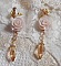 BO Bell&rsquo;issim Rose Violine avec des roses en r&eacute;sine, perles rondes nacr&eacute;es, gouttes Twisted Drop Cristal, intercalaires fa&ccedil;on infini et b&eacute;li&egrave;res en Plaqu&eacute; Or