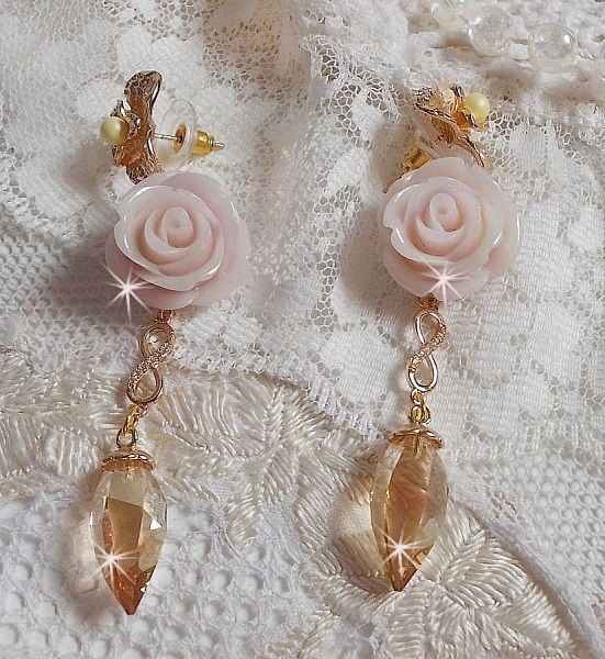 BO Bell&rsquo;issim Rose Violine avec des roses en r&eacute;sine, perles rondes nacr&eacute;es, gouttes Twisted Drop Cristal, intercalaires fa&ccedil;on infini et b&eacute;li&egrave;res en Plaqu&eacute; Or