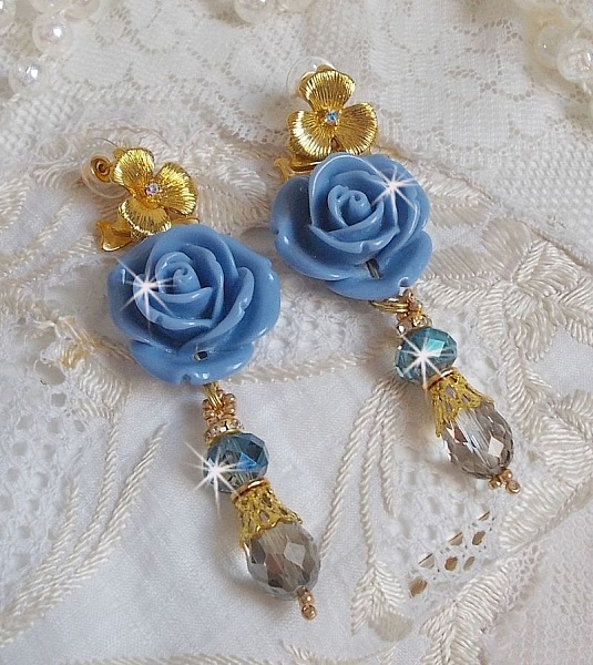 BO Bell&rsquo;issim Rose Bleu Barbeau avec des roses en r&eacute;sine, cabochons Cristal AB, gouttes facett&eacute;es, perles rondes en verre de boh&egrave;me, coupelles et clous d'oreilles en laiton