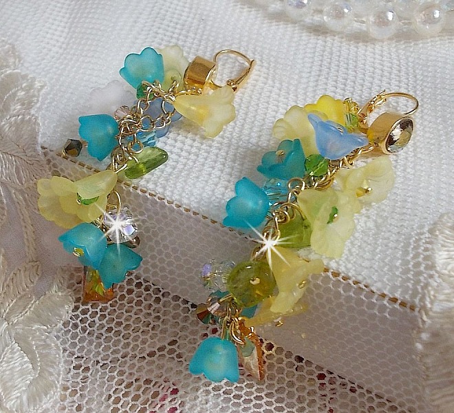 BO bella yellow pendantes dor&eacute;es en laiton avec cristaux, fleurs en r&eacute;sine, perles rondes en verre, cha&icirc;nette et dormeuses dor&eacute;es en laiton