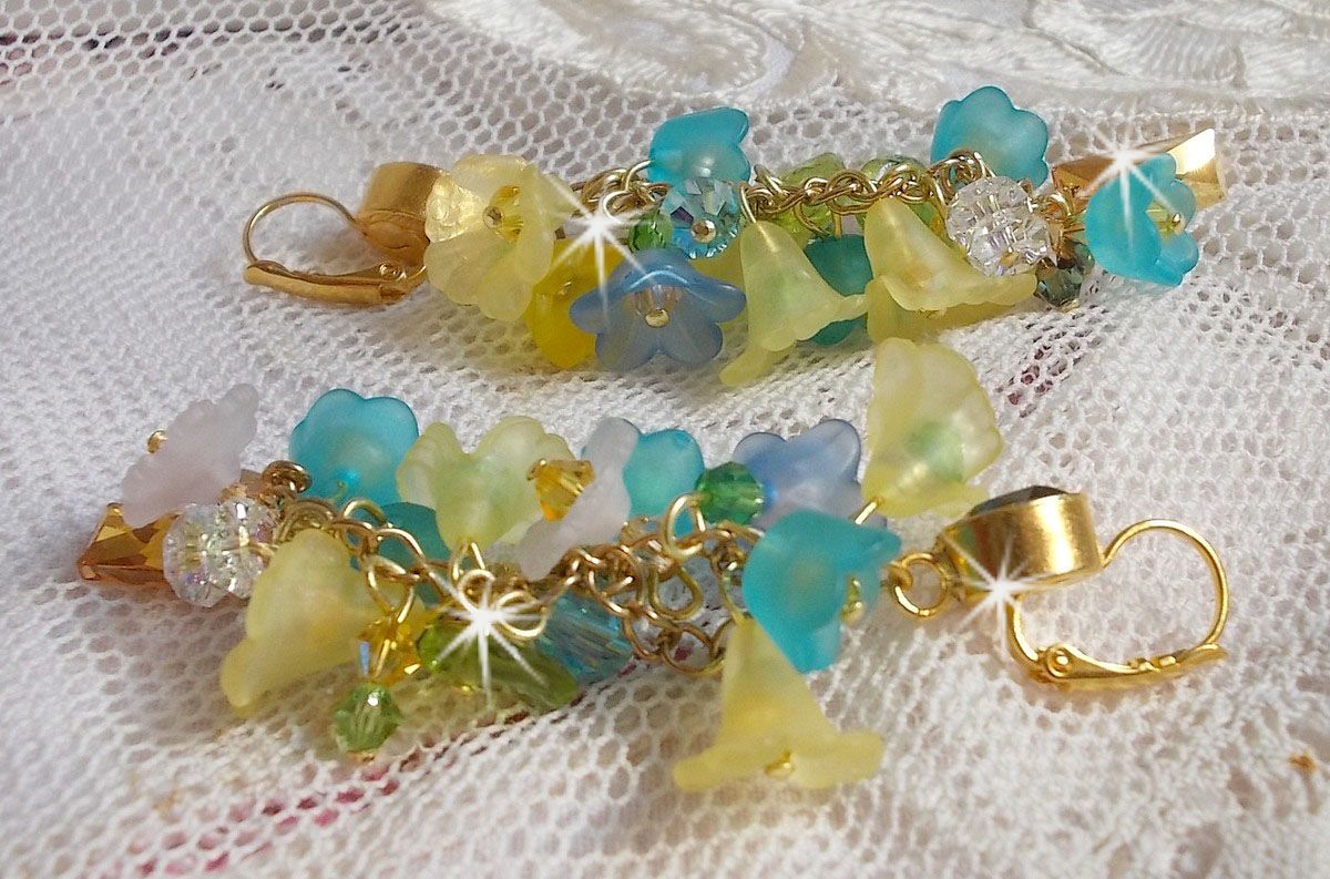 BO bella yellow pendantes dor&eacute;es en laiton avec cristaux, fleurs en r&eacute;sine, perles rondes en verre, cha&icirc;nette et dormeuses dor&eacute;es en laiton