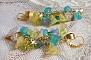 BO bella yellow pendantes dor&eacute;es en laiton avec cristaux, fleurs en r&eacute;sine, perles rondes en verre, cha&icirc;nette et dormeuses dor&eacute;es en laiton