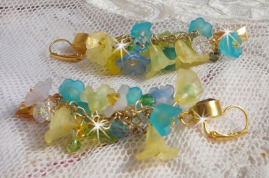 BO bella yellow pendantes dor&eacute;es en laiton avec cristaux, fleurs en r&eacute;sine, perles rondes en verre, cha&icirc;nette et dormeuses dor&eacute;es en laiton