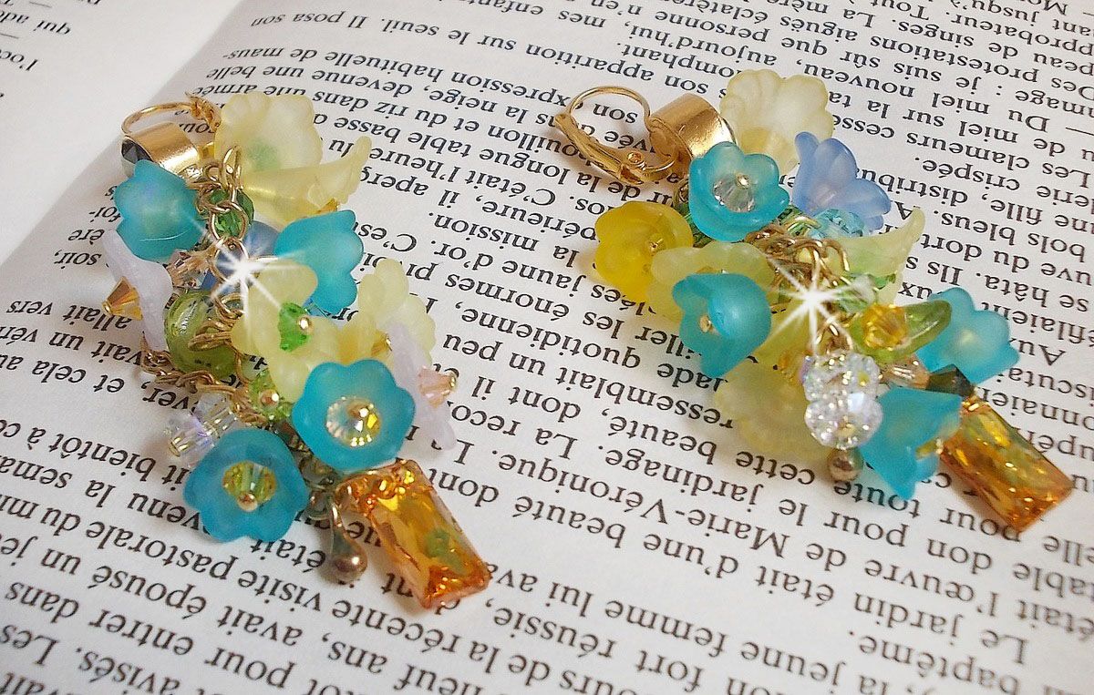 BO bella yellow pendantes dor&eacute;es en laiton avec cristaux, fleurs en r&eacute;sine, perles rondes en verre, cha&icirc;nette et dormeuses dor&eacute;es en laiton