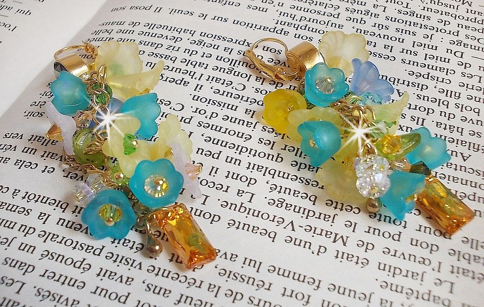 BO bella yellow pendantes dor&eacute;es en laiton avec cristaux, fleurs en r&eacute;sine, perles rondes en verre, cha&icirc;nette et dormeuses dor&eacute;es en laiton