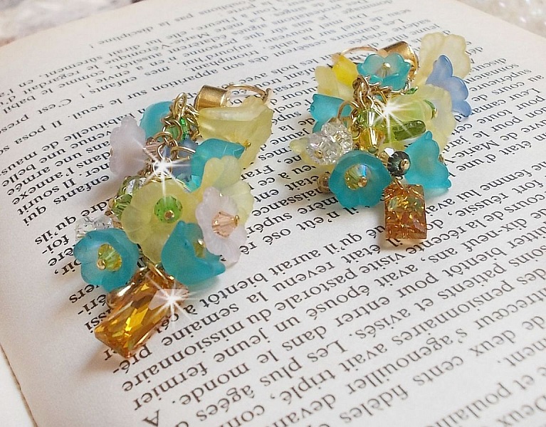 BO bella yellow pendantes dor&eacute;es en laiton avec cristaux, fleurs en r&eacute;sine, perles rondes en verre, cha&icirc;nette et dormeuses dor&eacute;es en laiton