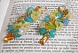 BO bella yellow pendantes dor&eacute;es en laiton avec cristaux, fleurs en r&eacute;sine, perles rondes en verre, cha&icirc;nette et dormeuses dor&eacute;es en laiton