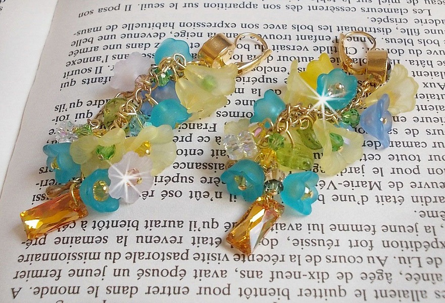 BO bella yellow pendantes dor&eacute;es en laiton avec cristaux, fleurs en r&eacute;sine, perles rondes en verre, cha&icirc;nette et dormeuses dor&eacute;es en laiton